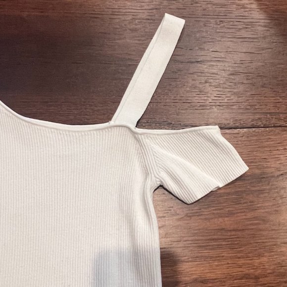 ZARA KNIT CUT-OUT SHOULDER SHORT SLEEVE SHIRT, SIZE US SMALL, WHITE - Picture 3 of 4